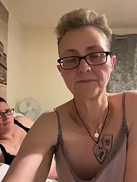 Curvy-Jinx's Live XXX Chat