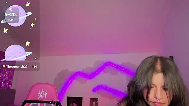 larah_uwu's Live XXX Chat