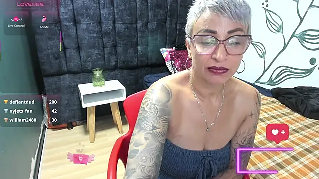 Chat +18 de Charlotte__Gray ao vivo