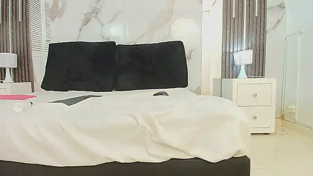 MayaBaker élő XXX-chatje