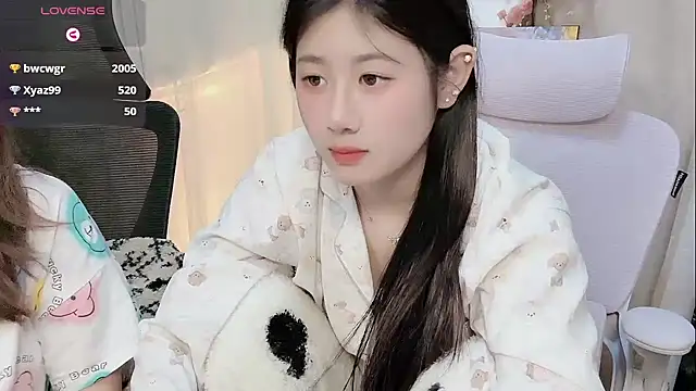 Yvonne-07 Show Webcam