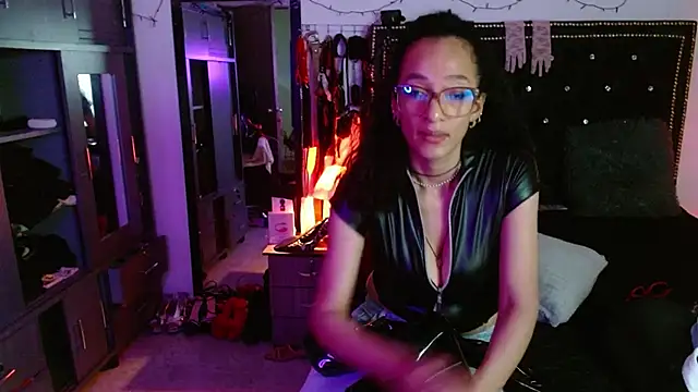 AmelieMartinez: διαδικτυακό σόου στην κάμερα