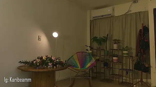 XXX chat uživo modela Karibeam