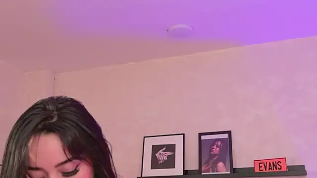 EmmyEvans1's Live XXX Chat