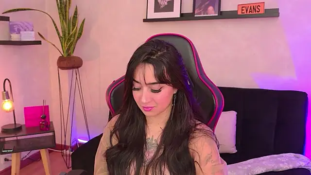 EmmyEvans1's Live XXX Chat