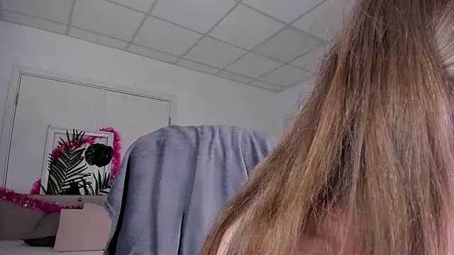 แชท XXX สดของ MiaMews