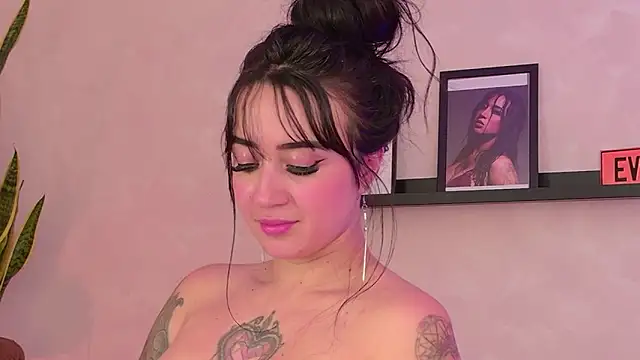 EmmyEvans1's Live XXX Chat