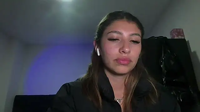 AliceTeenager___ élő XXX-chatje