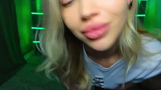 EmmyMills' Live XXX Chat