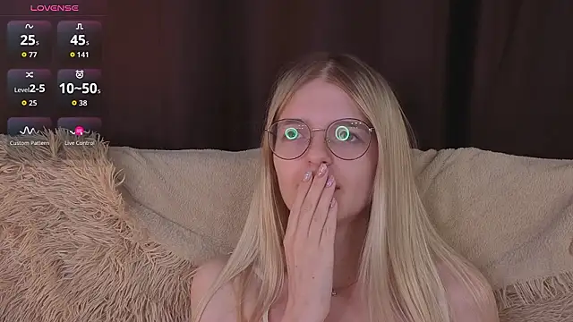 Онлайн чат XXX MonicaShiny