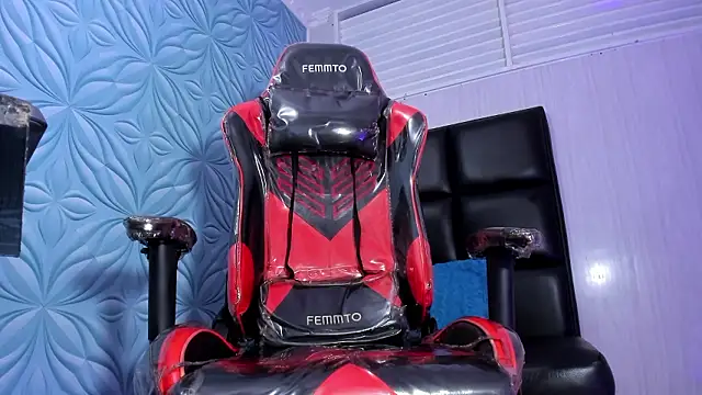 Milk_max_18 élő XXX-chatje