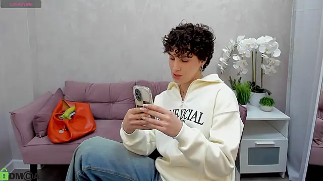 Adeline_Perle Adlı Modelin Canlı XXX Sohbeti