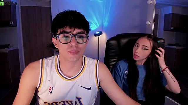 Chatroom XXX en direct de Mikeyvioleta_