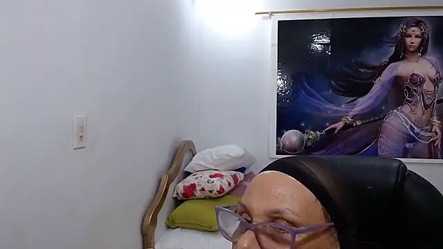 emiliaa_hot Adlı Modelin Canlı XXX Sohbeti