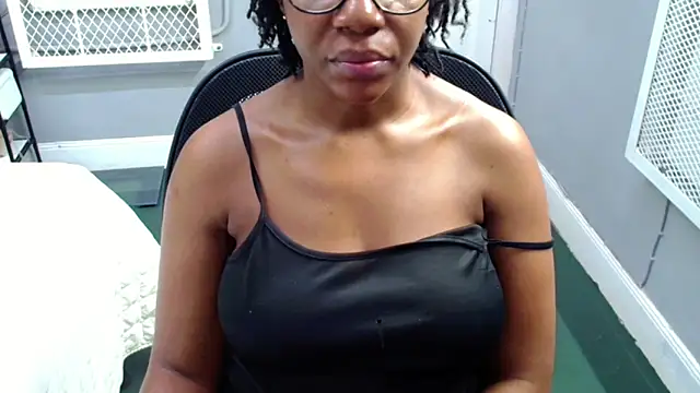 EmeraldDreams Adlı Modelin Canlı XXX Sohbeti