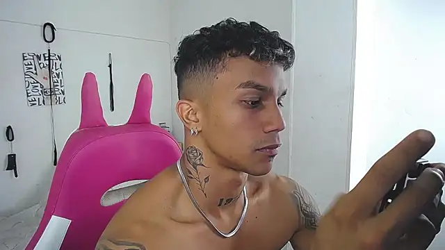 Leonard_Price Live XXX-chat