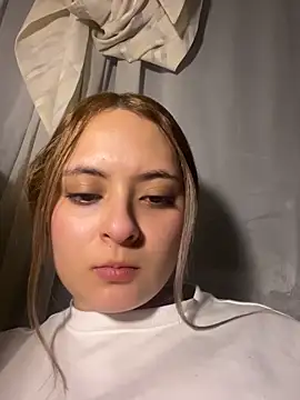 Lilaa2305 即時 XXX 聊天