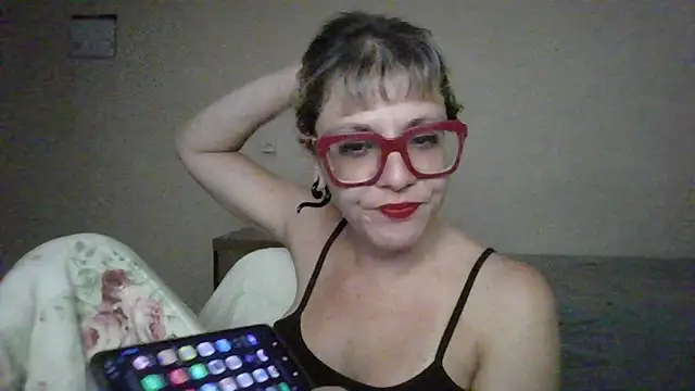 BlondieTami 即時 XXX 聊天