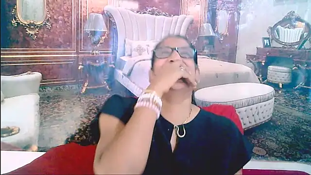 IndianSexcSmyle Live XXX-chat