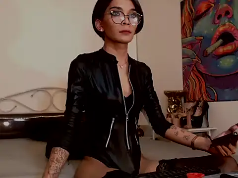 TsLauraLove: онлайн-секс-чат