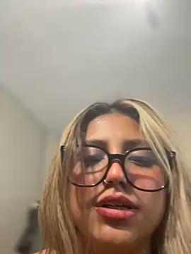 -Adrilux- élő XXX-chatje