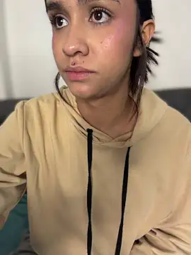 Isabella-Teen Adlı Modelin Canlı XXX Sohbeti