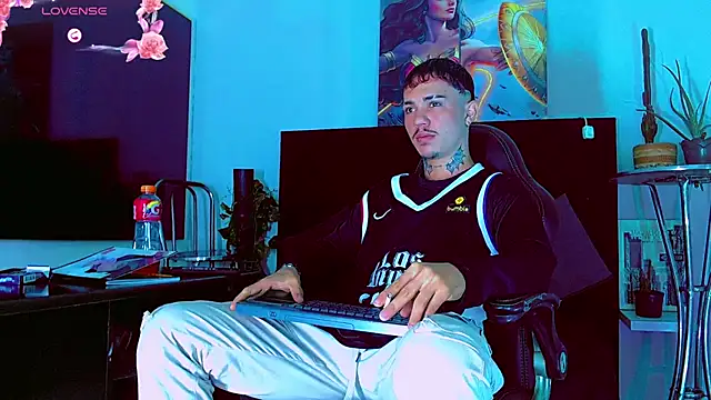 HannibalLester: διαδικτυακό σόου στην κάμερα