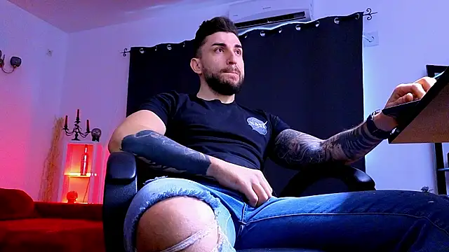 MightyAaron66's Live XXX Chat