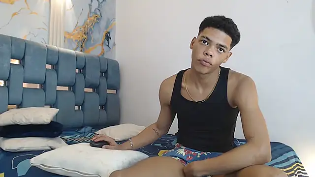 PRETTY_FEM's Live XXX Chat