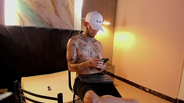 Show modela axel_valtier na web-kameri