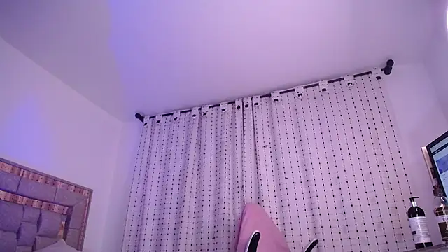 salomecastro_ Adlı Modelin Canlı XXX Sohbeti