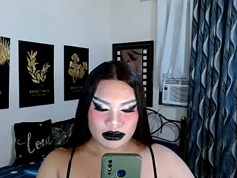 TSbrianaHugeCock webkamerás műsora