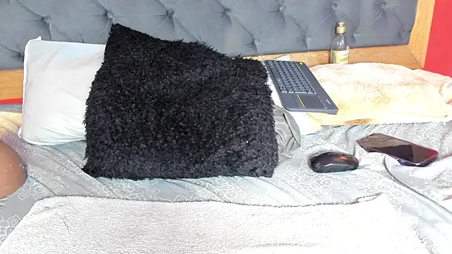 YayaHilton's Live XXX Chat