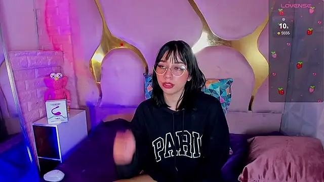 دردشة NaniiSisy الجنسية المباشرة