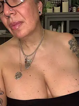 dieseldame1313 即時 XXX 聊天