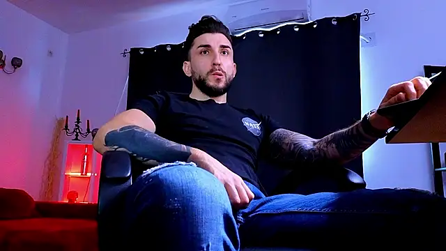 MightyAaron66's Live XXX Chat