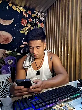 Chat +18 de Felix_Asher ao vivo