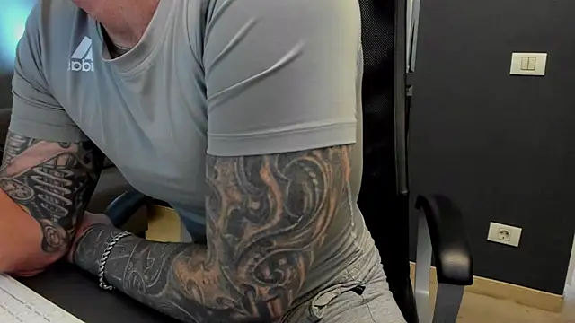 دردشة AronGrant الجنسية المباشرة