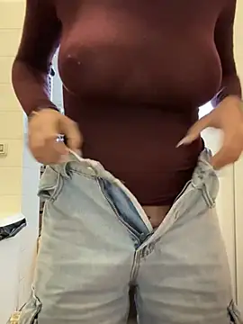 ainahtのライブXXXチャット