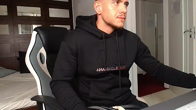 ElijahThorneのライブXXXチャット