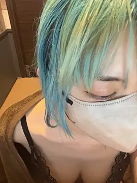 naginagisan élő XXX-chatje