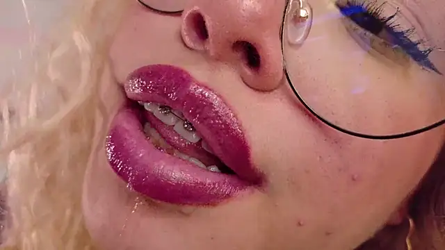 Haelycute's Live XXX Chat