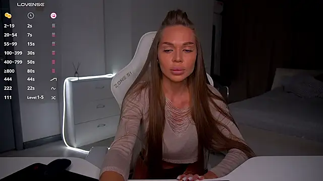 eVvushka Adlı Modelin Canlı XXX Sohbeti