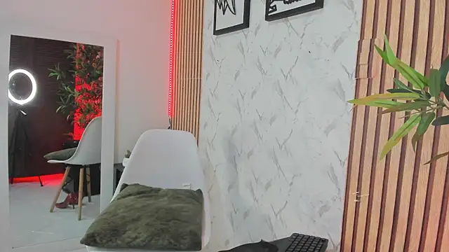 AnnaArela: διαδικτυακό σόου στην κάμερα