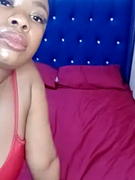 Luciouslips00 Adlı Modelin Canlı XXX Sohbeti