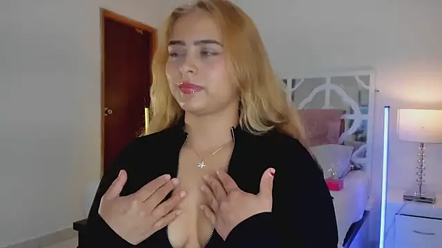 MikaelaStone 即時 XXX 聊天