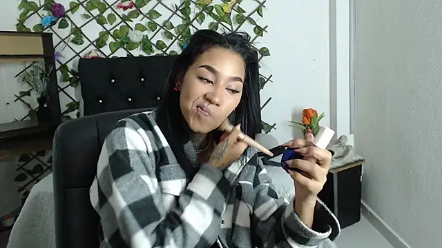 lyam_ebony_ Adlı Modelin Canlı XXX Sohbeti