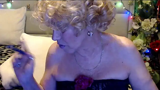 HappyWomanOn's Live XXX Chat