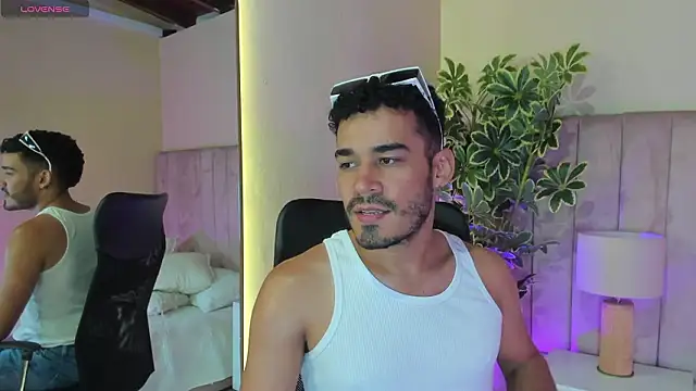 aries_unbound's Live XXX Chat