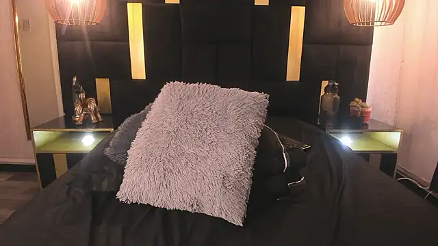 Lucio__Fox Show in webcam